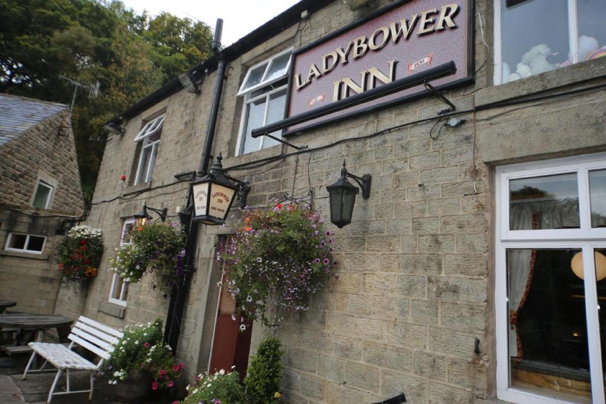 Oyo Ladybower Inn Bamford Exterior foto